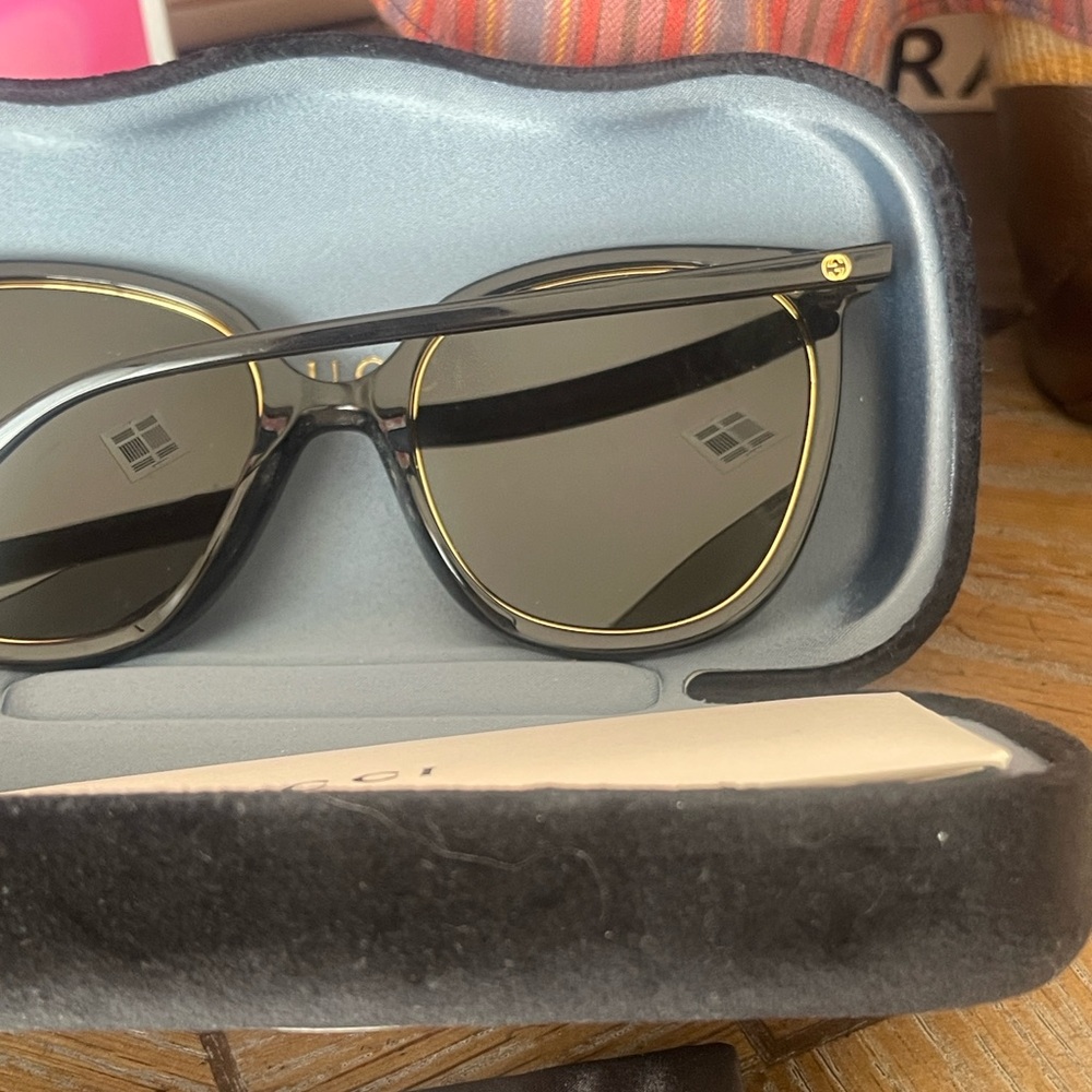 Gucci Black Sunglasses authentic with case dust bag and cloth - Picture 4 of 7